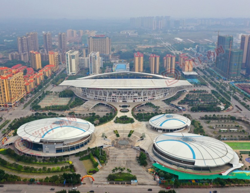 國萬智慧體育館管理系統是一款專業的體育館營運綜合管理系統，集前臺售票收費管理、場地管理、收費標準、手機預訂、會員管理、文化體育培訓功能、在線銷售場館演唱會門票功能、檢票功能、在線支付通道管理、陪練管理、一卡通消費功能、超市商品銷售系統、倉庫管理、統計報表等。